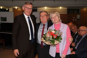 Abschied von der Stadtverwaltung: OB Michael Beck, Willi Kamm, Brigitte Heim-Kamm. (Foto: Stadt Tuttlingen)