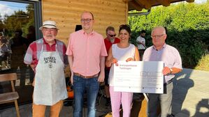 Hellmut Dinkelaker (l.) und Dieter Müller (r.) spenden mit Hilfe des Ortsvereins an den Tafelladen.